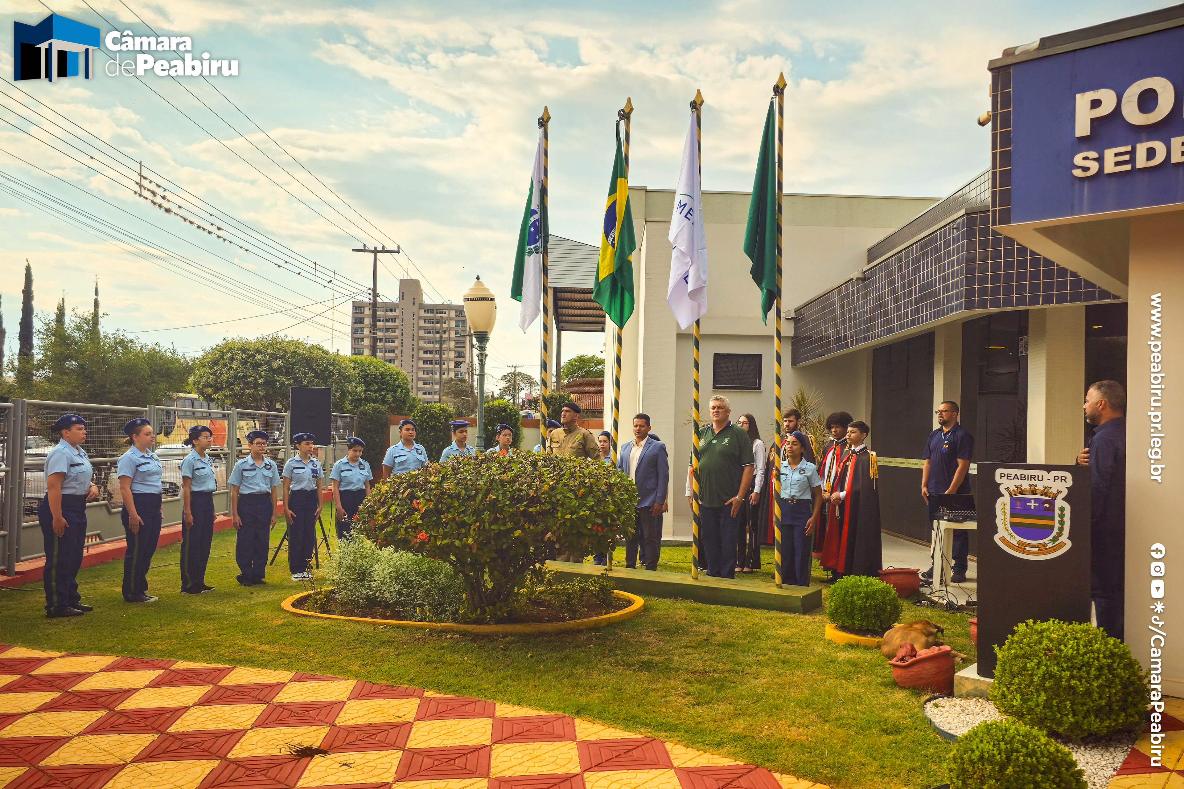 Hasteamento e compromisso: Peabiru celebra a Semana da Pátria com civismo, e até uma garoa simpática